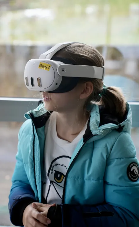 Ein Mdchen trgt eine 3D-Brille.