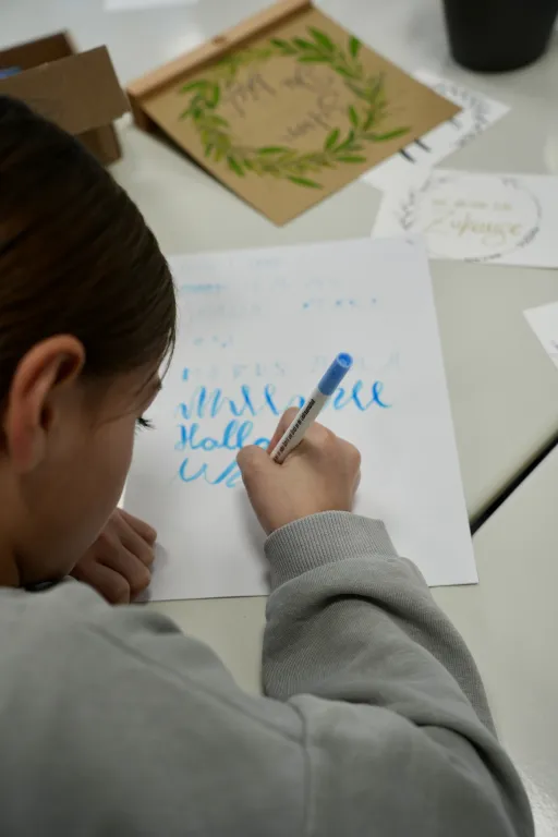 Ein Mdchen konzentriert beim Handlettering.