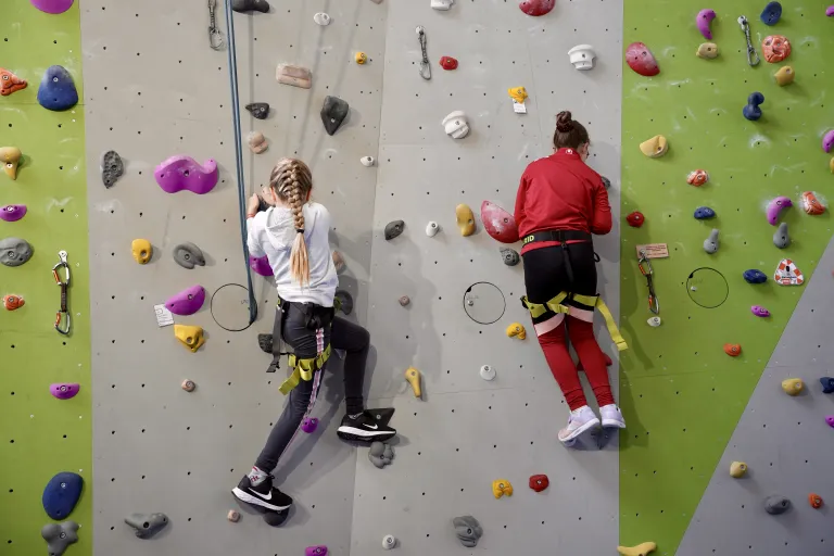 Zwei Mdchen an der Kletterwand