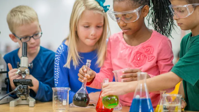 Kinder experimentieren - Bildnachweis: Canva Education