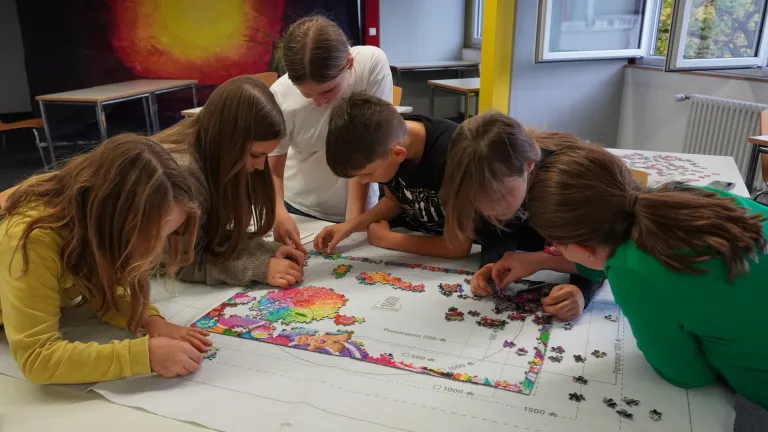 Kinder puzzeln am LIZE