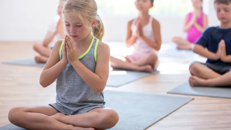 Kinder meditieren - Bildnachweis: Canva Education