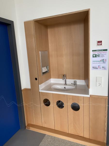 Waschbecken und Recyclingstation