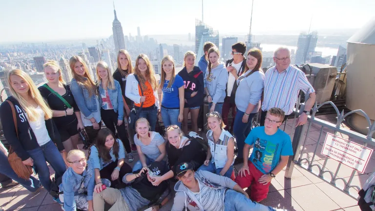 Schlergruppe mit der Skyline im Hintergrund