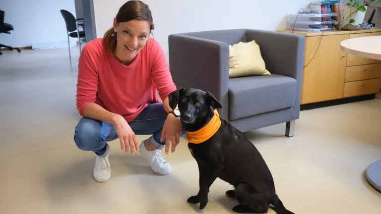 Elena und Schulhund Chica von der Schulsozialarbeit