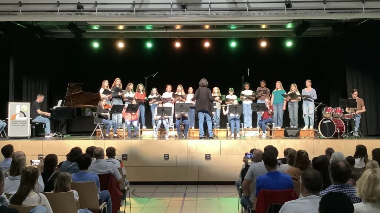 Auftritt von Chor und Orchester