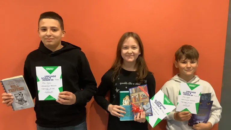 Die drei Teilnehmenden am Vorlesewettbewerb der Klassen R6.