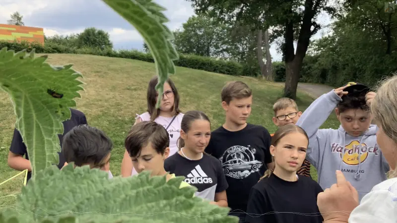 Schülergruppe im Schulgarten