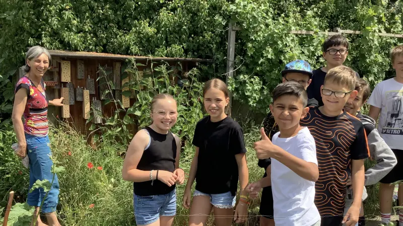 Schüler*innen im Schulgarten