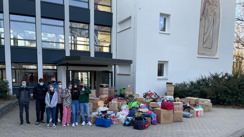 Ein Berg voller Sachspenden wartet auf den Abtransport