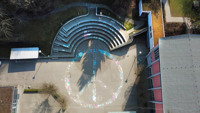 Peace-Zeichen von oben in Arbeit