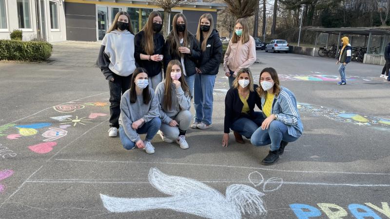 Schlergruppe im Atrium zeichnet riesiges Peace-Zeichen 1