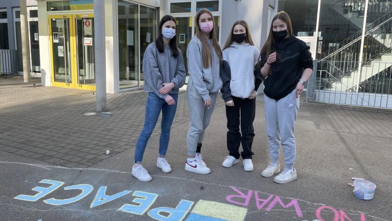 Mädchengruppe im Atrium