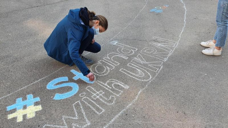 Schriftzug "Stand with Ukraine" entsteht im Atrium