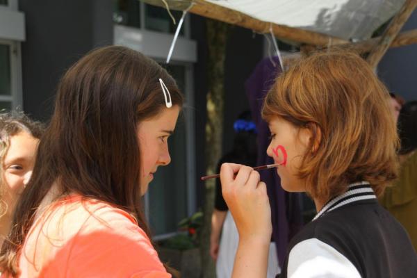 Schlerinnen schminken sich