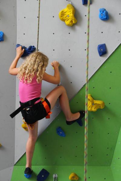 Mdchen an der Kletterwand