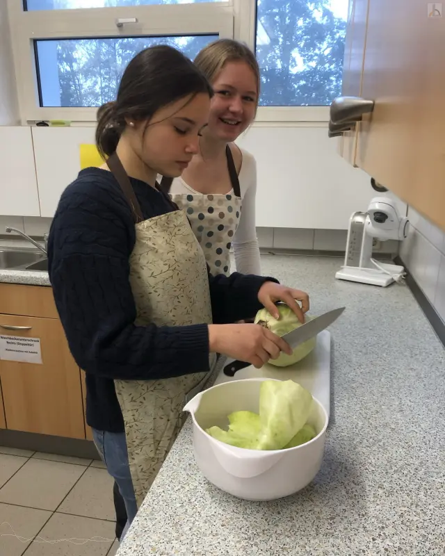 Zwei Mädels bereiten die Kohlköpfe vor