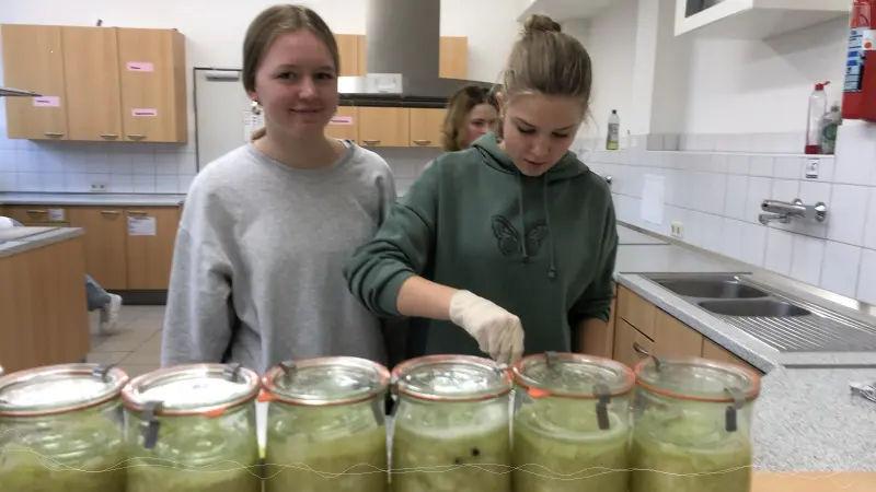 Zwei Mädels vor den fertig befüllten Einmachgläsern