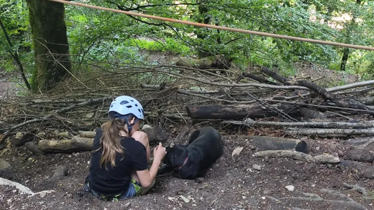 Chica und AG-Teilnehmerin mit Helm