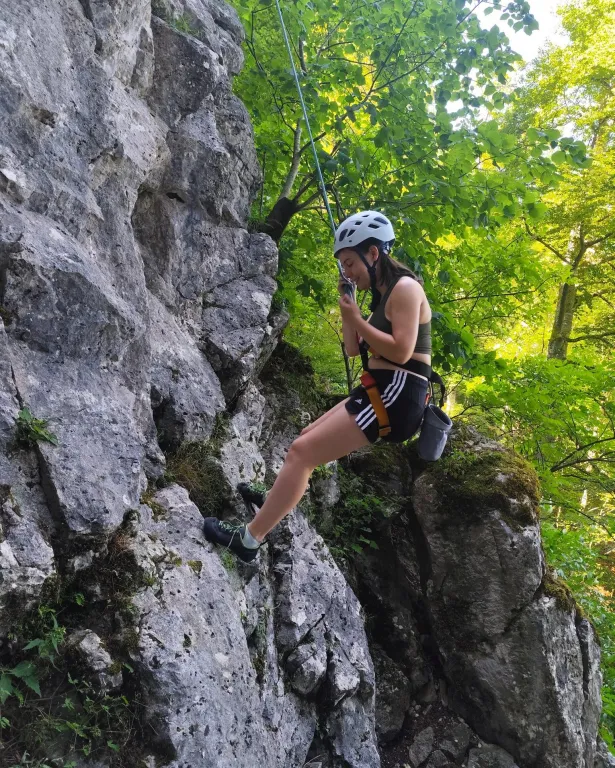 Beim Klettern am Fels