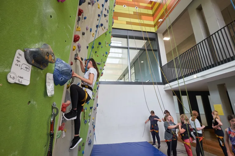 Schlerin an der Kletterwand
