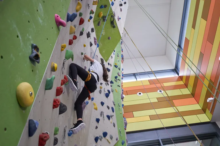 Schlerin an der Kletterwand