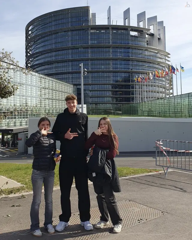 3 SchlerInnen vor dem Europaparlament