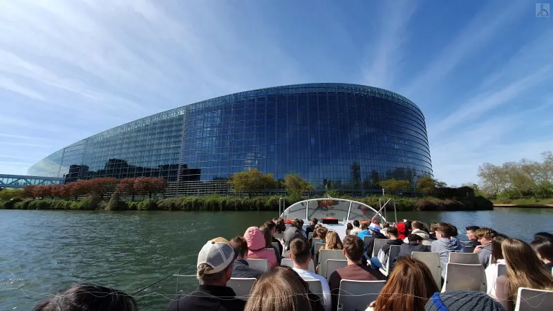 Das Parlamentsgebäude vom Boot aus fotografiert