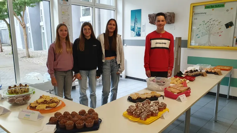 A8a beim Kuchenverkauf