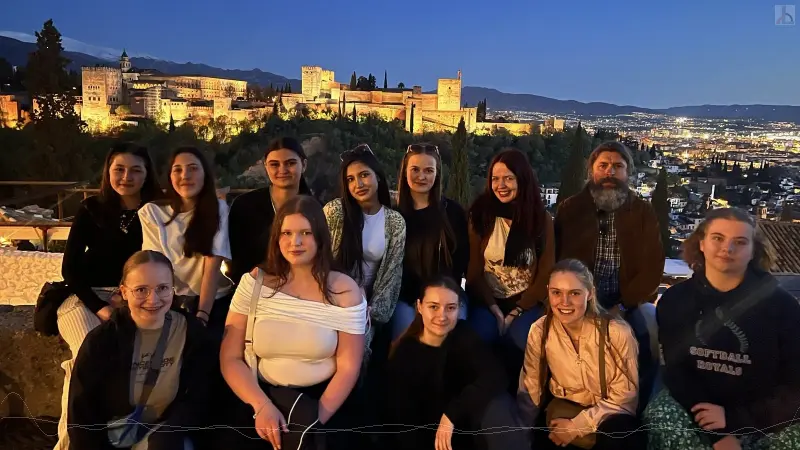 Granada und die Alhambra bei Nacht