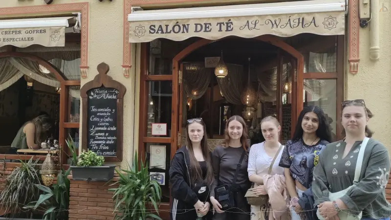 Mdels vor einem Saln de t