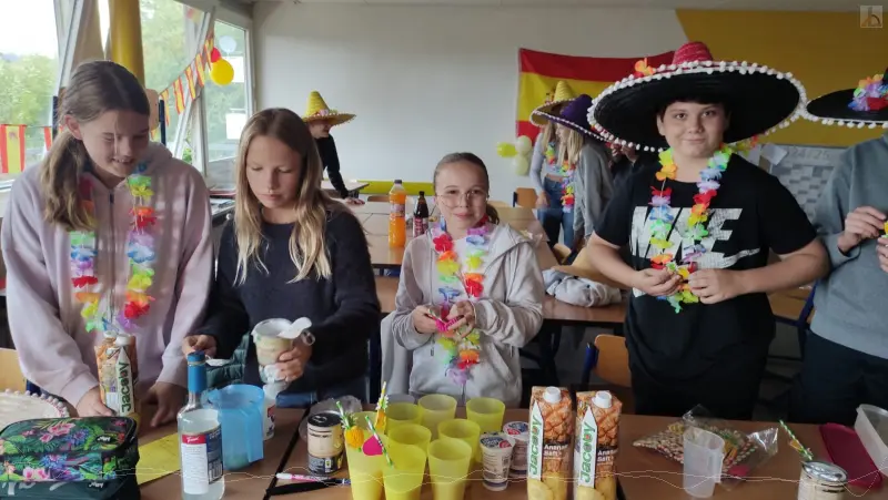 G8er mit Guirlanden und Sombreros am Buffet