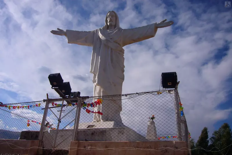 Riesige Christusfigur