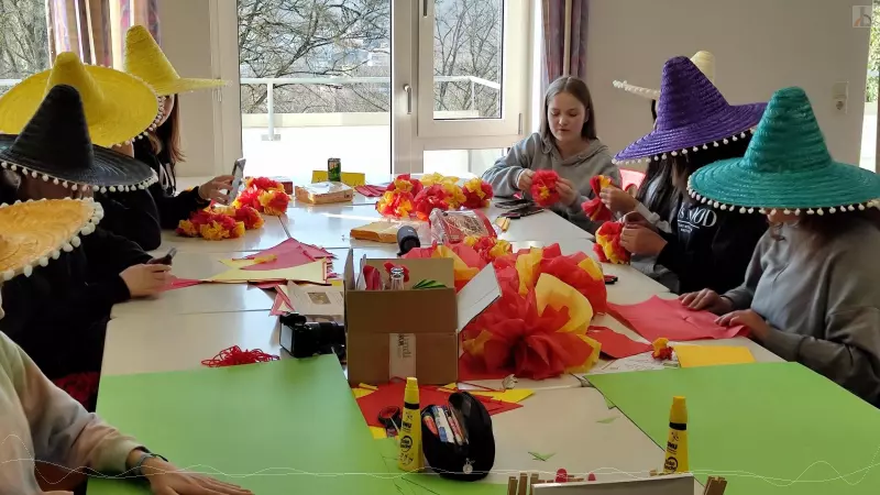 Schülerinnen basteln