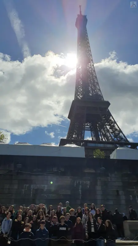 Gruppe vor dem Eiffelturm