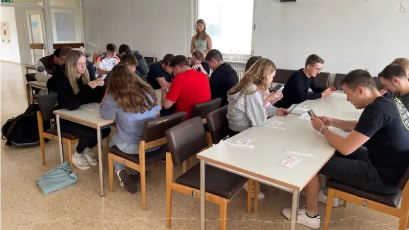 SchlerInnen entnehmen ihre Proben