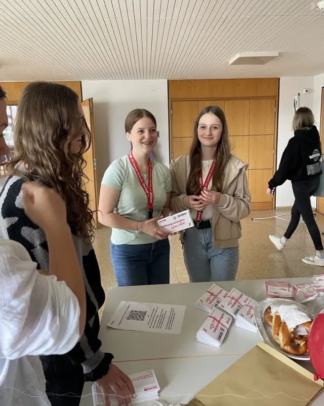 Schlerinnen beim Registrieren