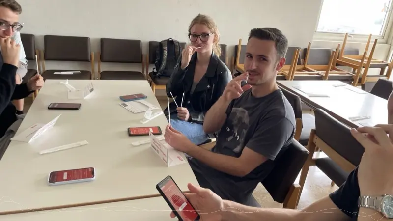 SchlerInnen beim entnehmen ihrer Probe