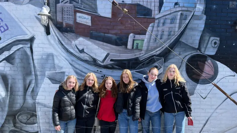 Mdelsgruppe vor Astronaut-Graffiti
