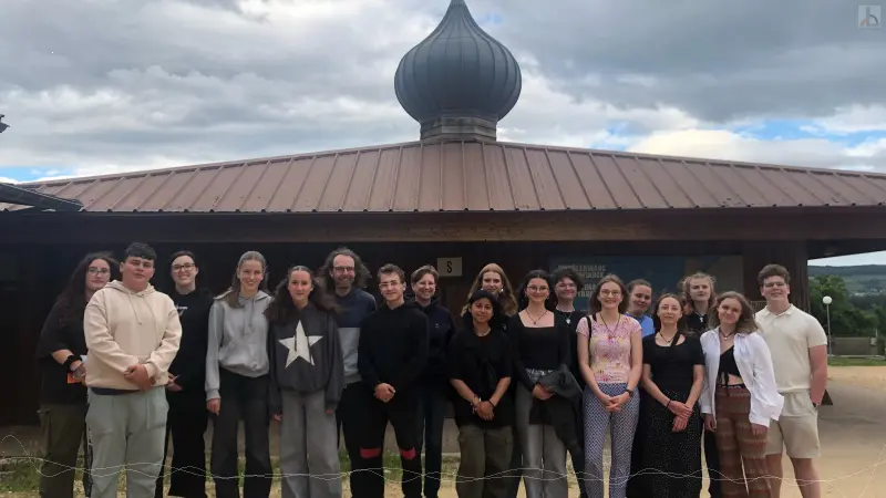 Gruppe vor dem Glockenturm von Taiz