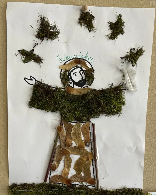 Franziskusfigur auf Blatt mit Herbstlaub beklebt von Unbekannt