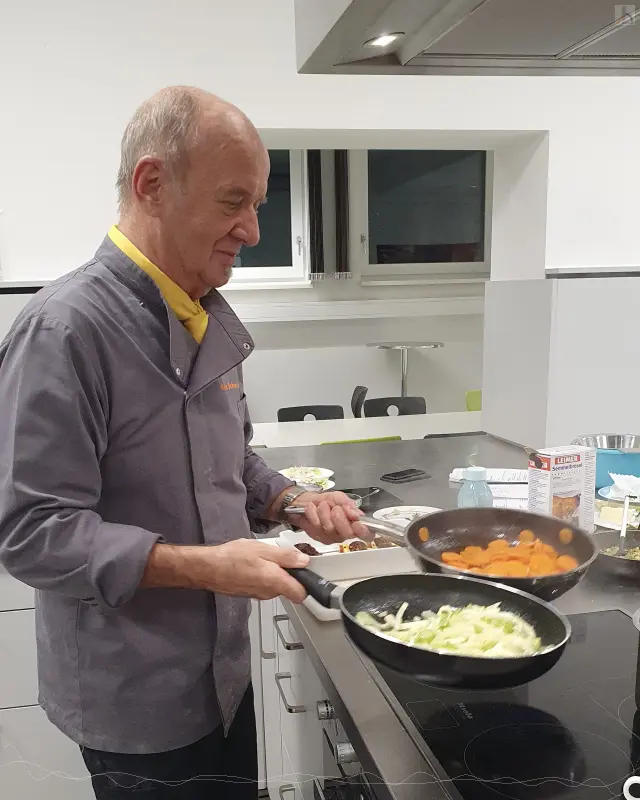 Unser Kochprofi schwenkt 2 Pfannen gleichzeitig!