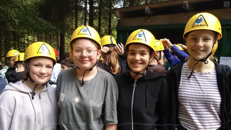 Vier Mdels ausgerstet mit Kletterhelmen