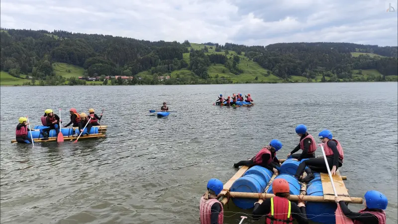 Schler in Flen auf einem See