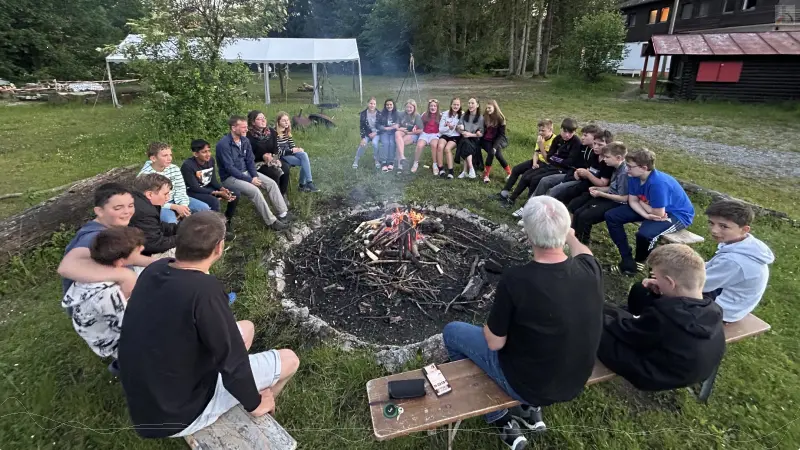 Schler am Lagerfeuer