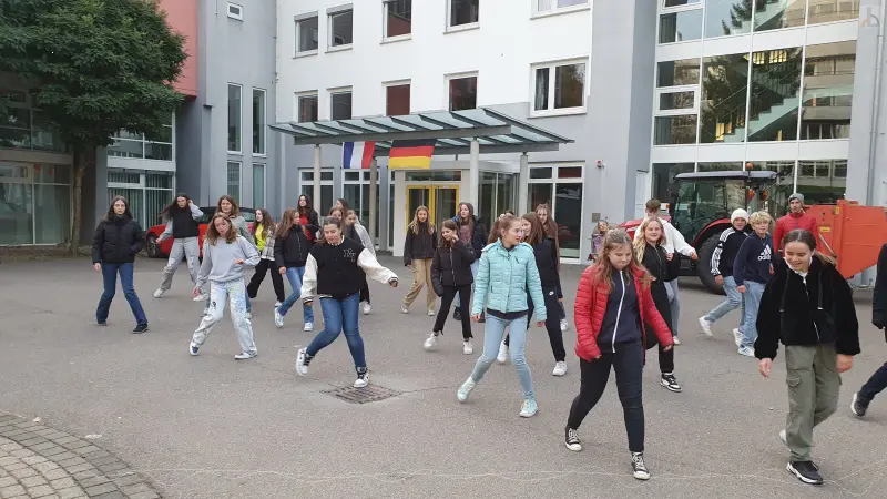 Schlergruppe tanzt sich warm