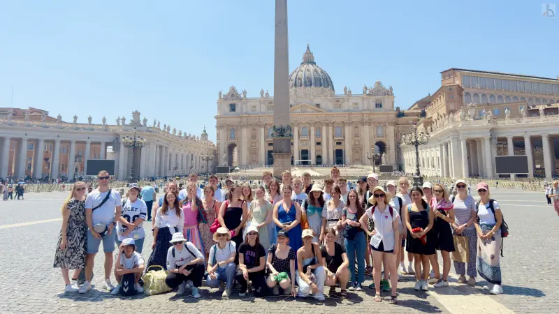J1er vor dem Petersdom in Rom