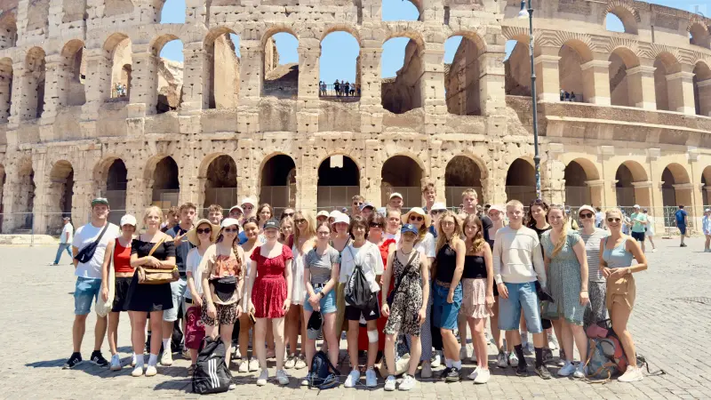 J1er vor dem Kolosseum in Rom