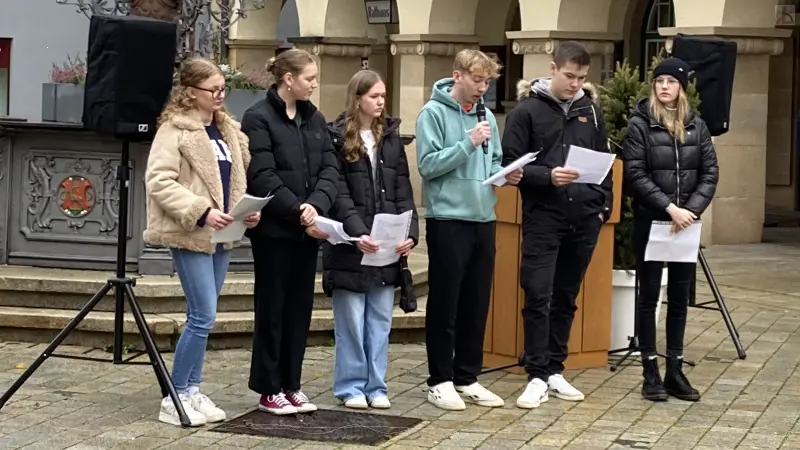 Schlerinnen lesen auf dem Rathausplatz vor