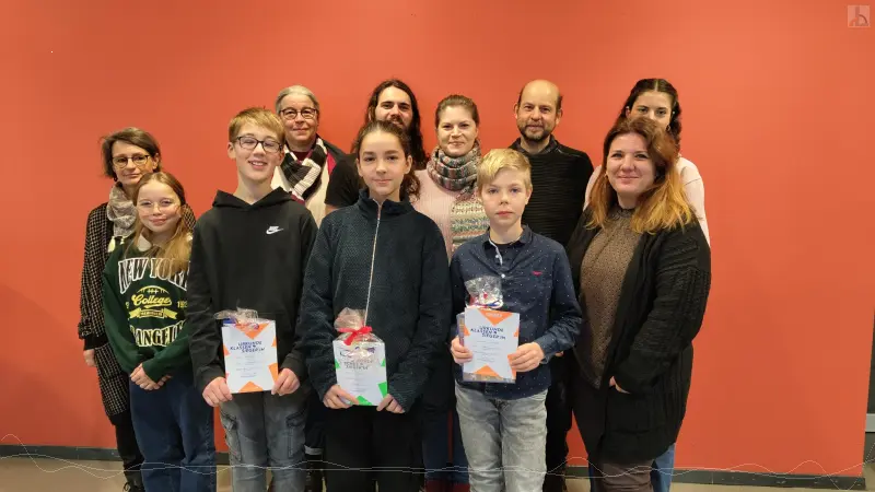 Die Jury und die drei KlassenkandidatInnen